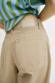 Pantalon coupe barrel à rayure et pli marqué