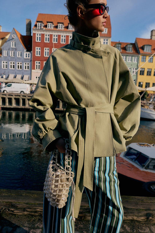 Blouson à col montant avec ceinture