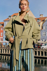 Blouson à col montant avec ceinture