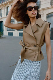 Gilet croisé avec ceinture et épaulettes