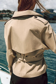 Trench court à épaulettes avec ceinture