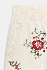 Short à fleurs brodées