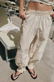 Pantalon bouffant à plis en dentelle