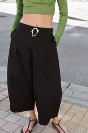 Pantalon coupe barrel à boucle