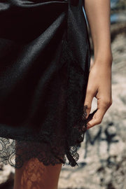 Robe satinée en dentelle