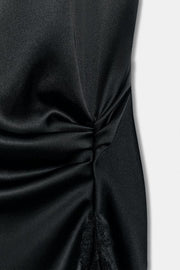 Robe satinée en dentelle
