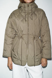 Blouson matelassé à capuche déperlant