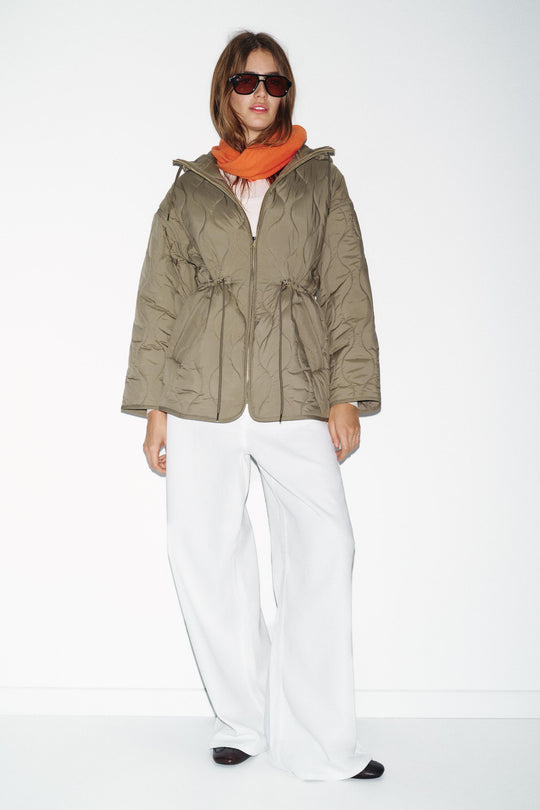 Blouson matelassé à capuche déperlant