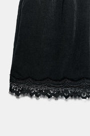Short satiné à dentelle