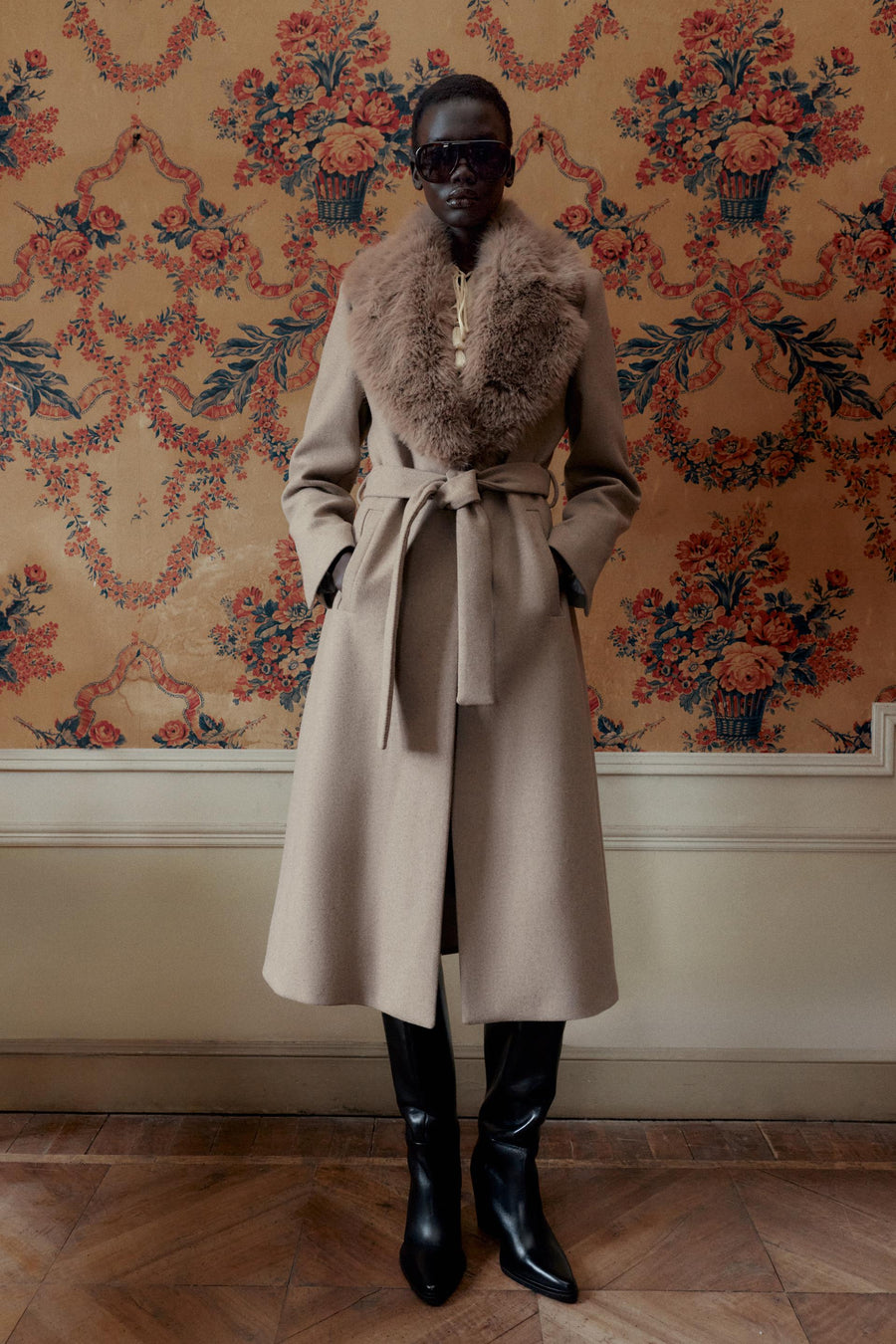 Manteau en laine à revers effet fourrure avec ceinture
