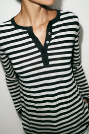 Pull à rayures à boutons
