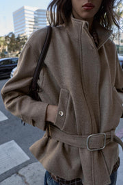 Manteau court en laine avec ceinture