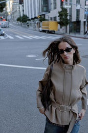 Manteau court en laine avec ceinture