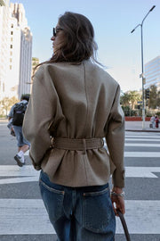 Manteau court en laine avec ceinture