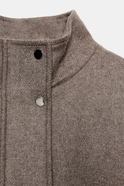 Manteau court en laine avec ceinture