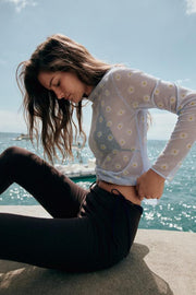 Top en maille semi-transparente à fleurs